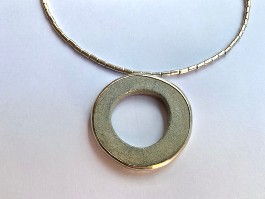 Collar Disco Grande Gris