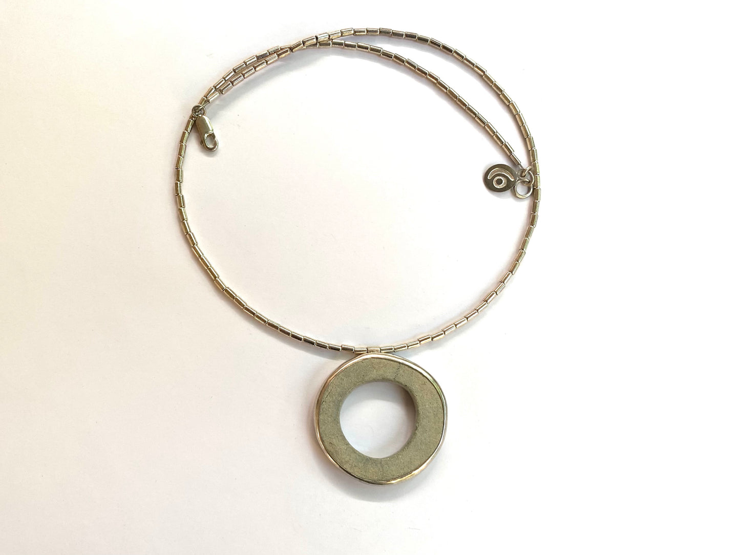 Collar Disco Grande Gris